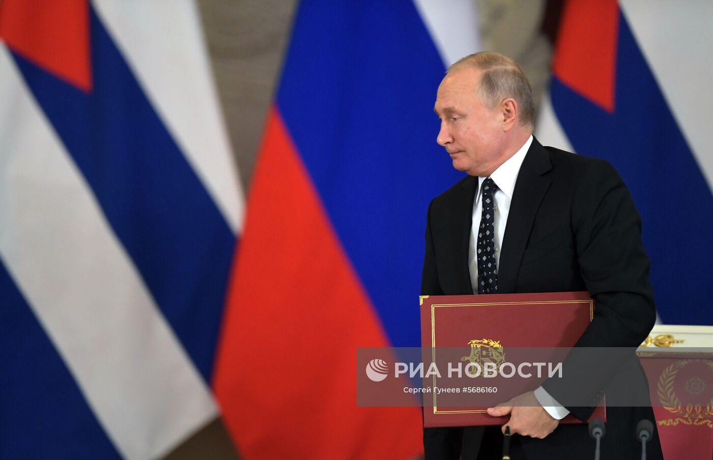 2 ноября 2018. Президент РФ Владимир Путин во время церемонии подписания совместных документов по итогам российско-кубинских переговоров. Место: Россия, Москва. Автор: Сергей Гунеев/РИА Новости. Президент РФ В. Путин встретился с председателем Госсовета Кубы М. Диас-Канелем Бермудесом