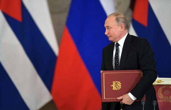   Президент РФ В. Путин встретился с председателем Госсовета Кубы М. Диас-Канелем Бермудесом