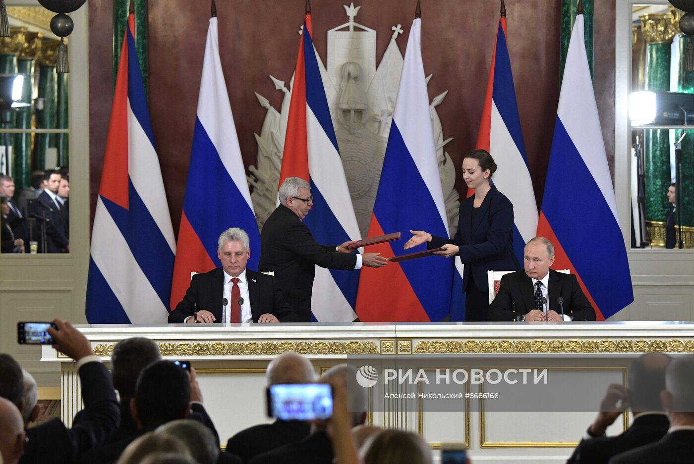 Президент РФ В. Путин встретился с председателем Госсовета Кубы М. Диас-Канелем Бермудесом