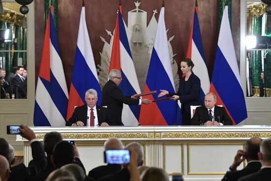   Президент РФ В. Путин встретился с председателем Госсовета Кубы М. Диас-Канелем Бермудесом