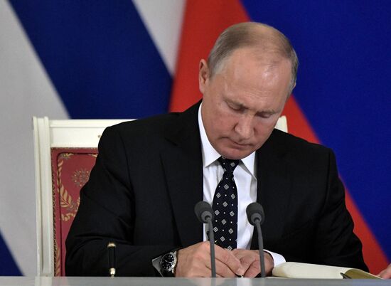   Президент РФ В. Путин встретился с председателем Госсовета Кубы М. Диас-Канелем Бермудесом