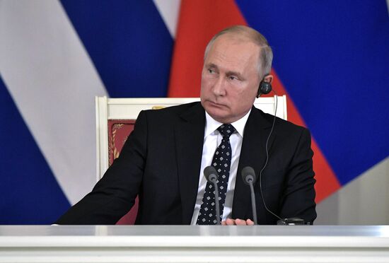   Президент РФ В. Путин встретился с председателем Госсовета Кубы М. Диас-Канелем Бермудесом