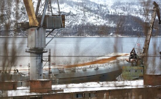 Крейсер "Адмирал Кузнецов" у причала 35-го судоремонтного завода 
