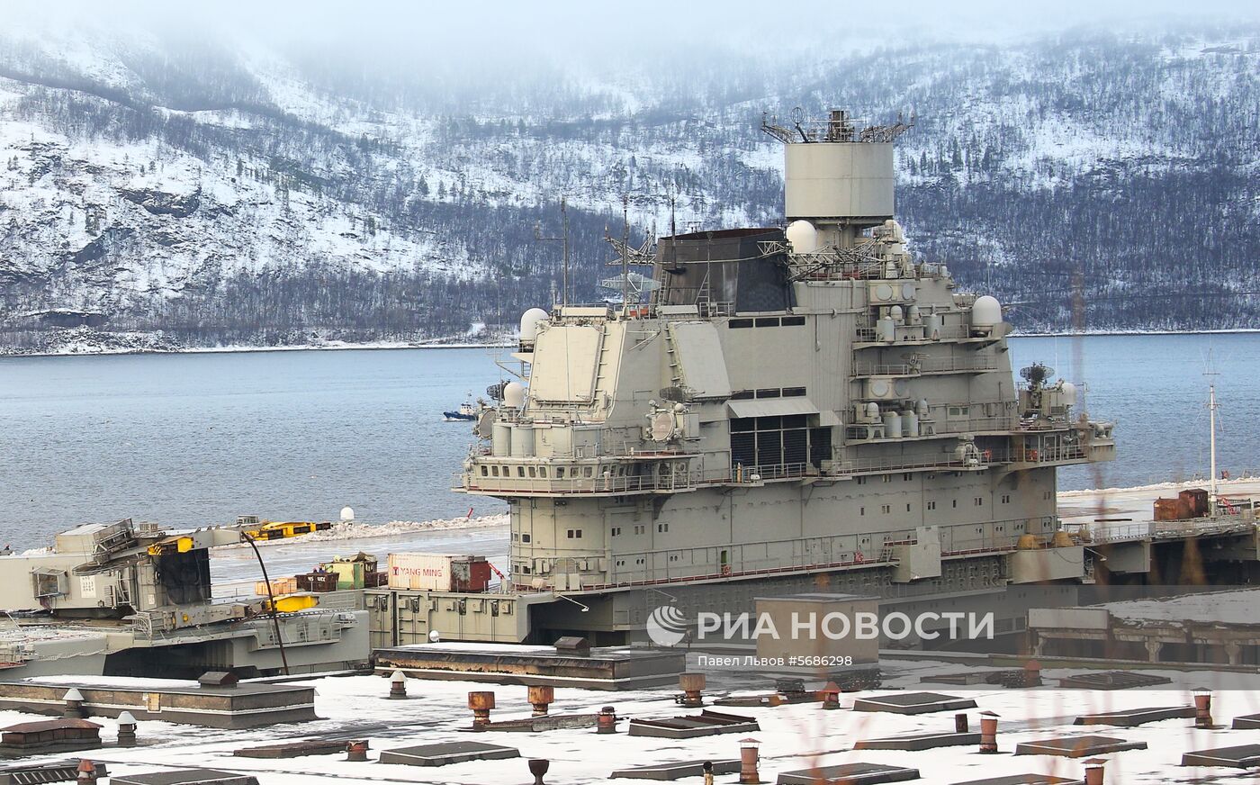 Крейсер "Адмирал Кузнецов" у причала 35-го судоремонтного завода 