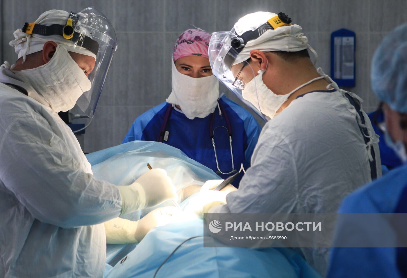 Врачи проводят операцию в Ставропольском краевом онкологическом диспансере. Место: Россия, Ставрополь. Автор: Денис Абрамов/РИА Новости. Ставропольский краевой онкологический диспансер