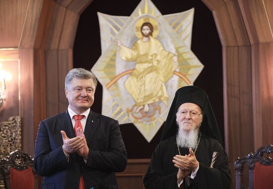П. Порошенко и патриарх Варфоломей подписали договор о сотрудничестве между Украиной и Константинопольским патриархатом