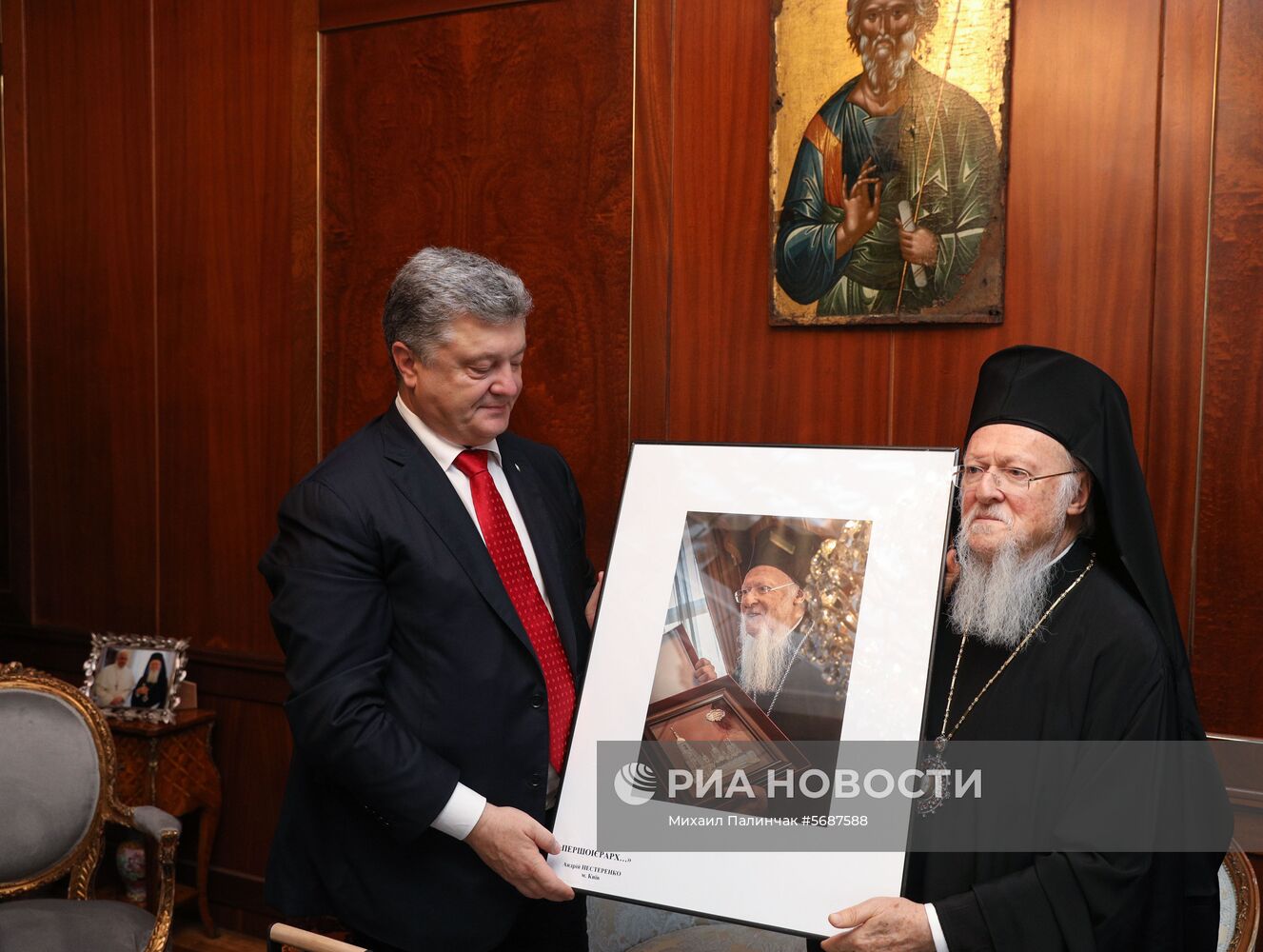 П. Порошенко и патриарх Варфоломей подписали договор о сотрудничестве между Украиной и Константинопольским патриархатом