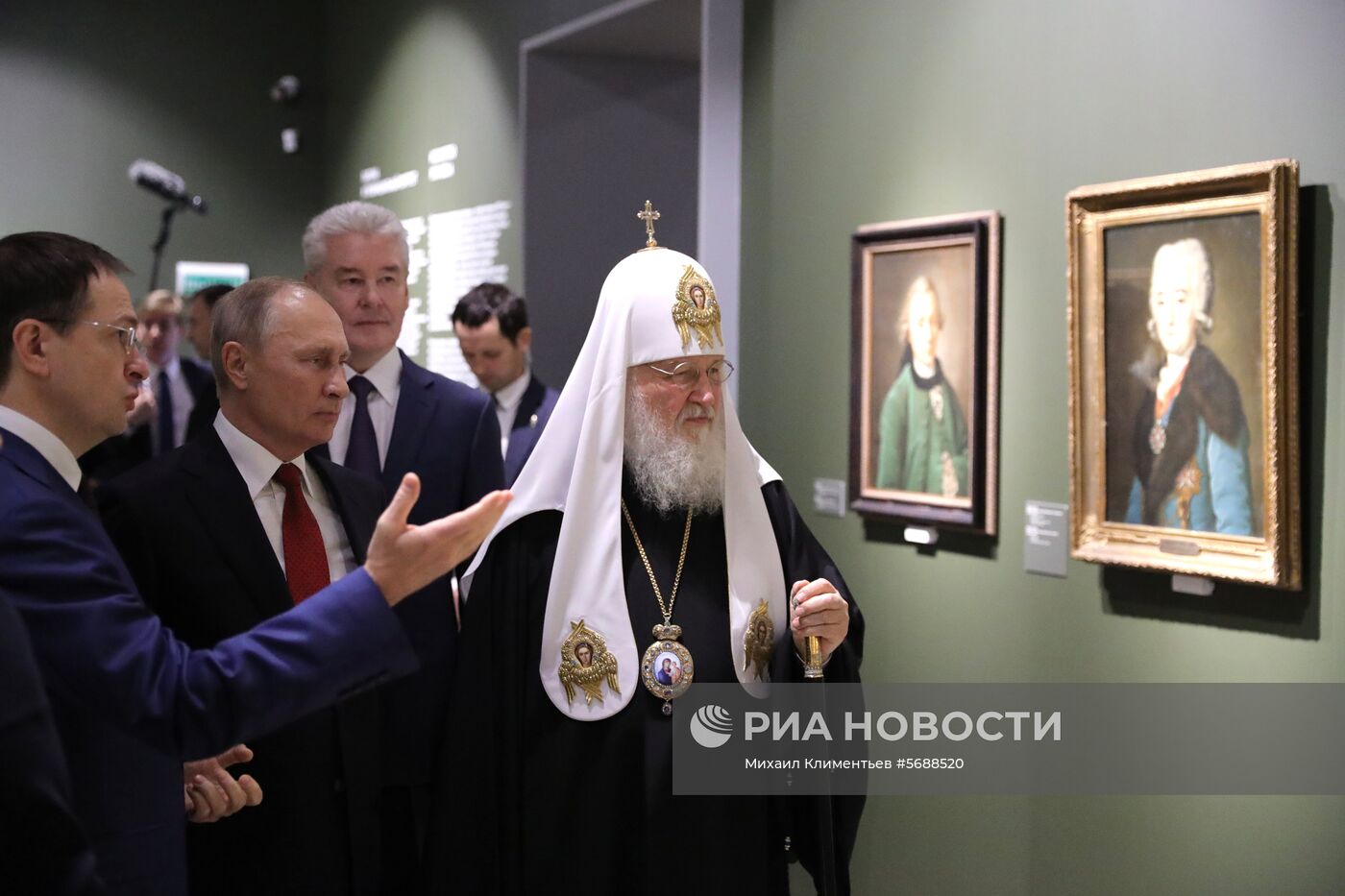 Президент РФ В.Путин посетил выставку «Сокровища музеев России» в Центральном выставочном зале «Манеж»