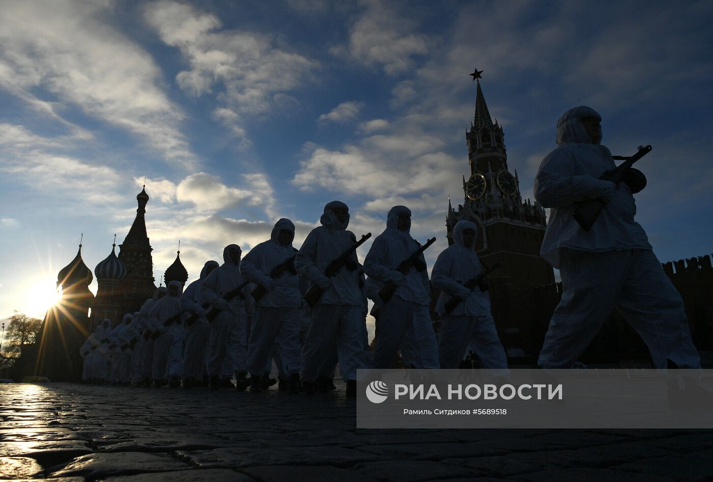 Участники генеральной репетиции марша, посвященного 77-летию военного парада 1941 года, на Красной площади в Москве. Место: Россия, Москва. Автор: Рамиль Ситдиков/РИА Новости. Репетиция марша, посвященного 77-й годовщине парада 1941 года