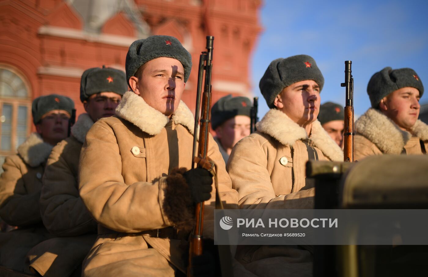 Участники генеральной репетиции марша, посвященного 77-летию военного парада 1941 года, на Красной площади в Москве. Место: Россия, Москва. Автор: Рамиль Ситдиков/РИА Новости. Репетиция марша, посвященного 77-й годовщине парада 1941 года