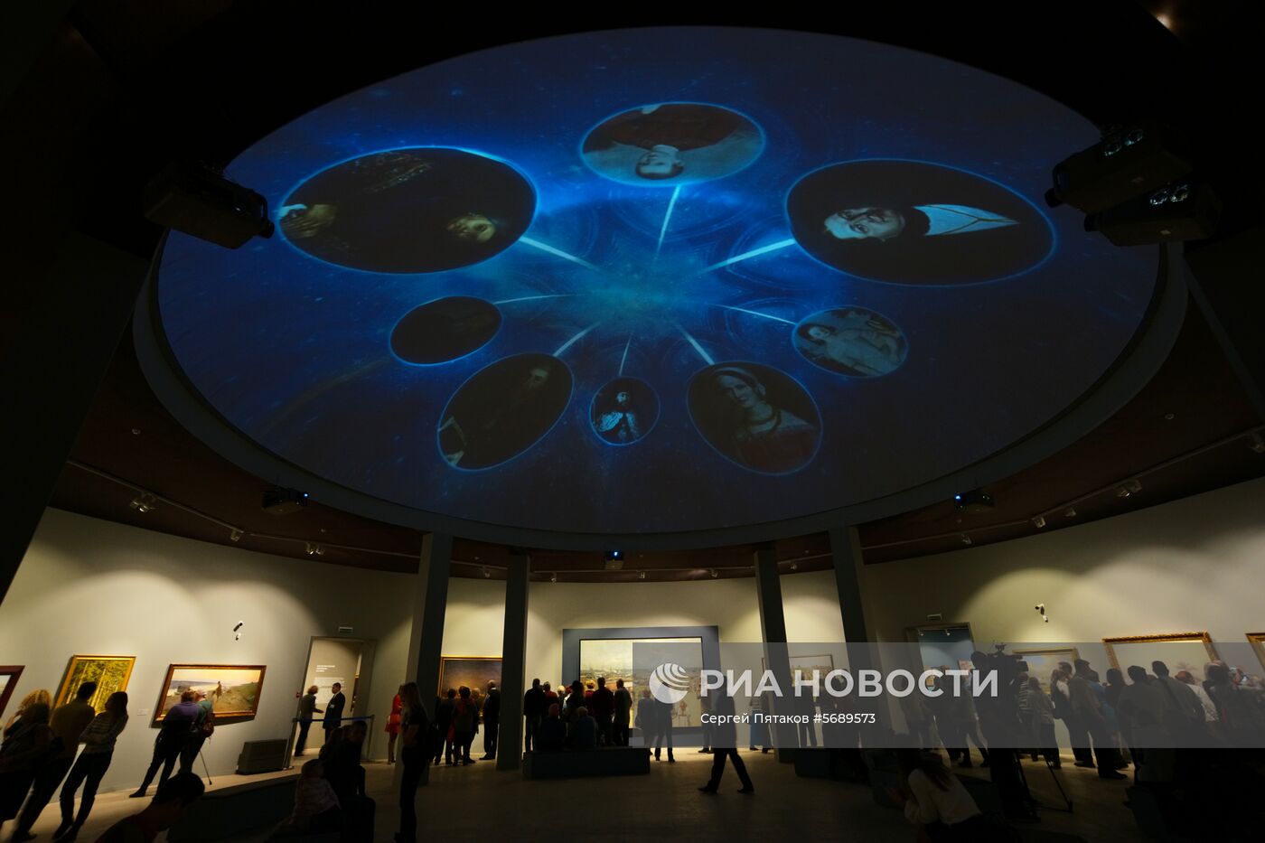 Выставка "Сокровища музеев России" открылась в Москве