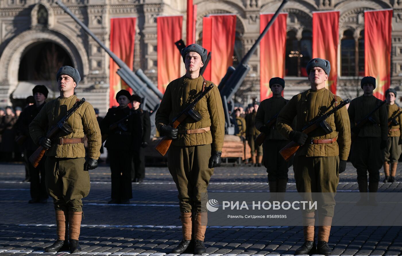 Участники генеральной репетиции марша, посвященного 77-летию военного парада 1941 года, на Красной площади в Москве. Место: Россия, Москва. Автор: Рамиль Ситдиков/РИА Новости. Репетиция марша, посвященного 77-й годовщине парада 1941 года