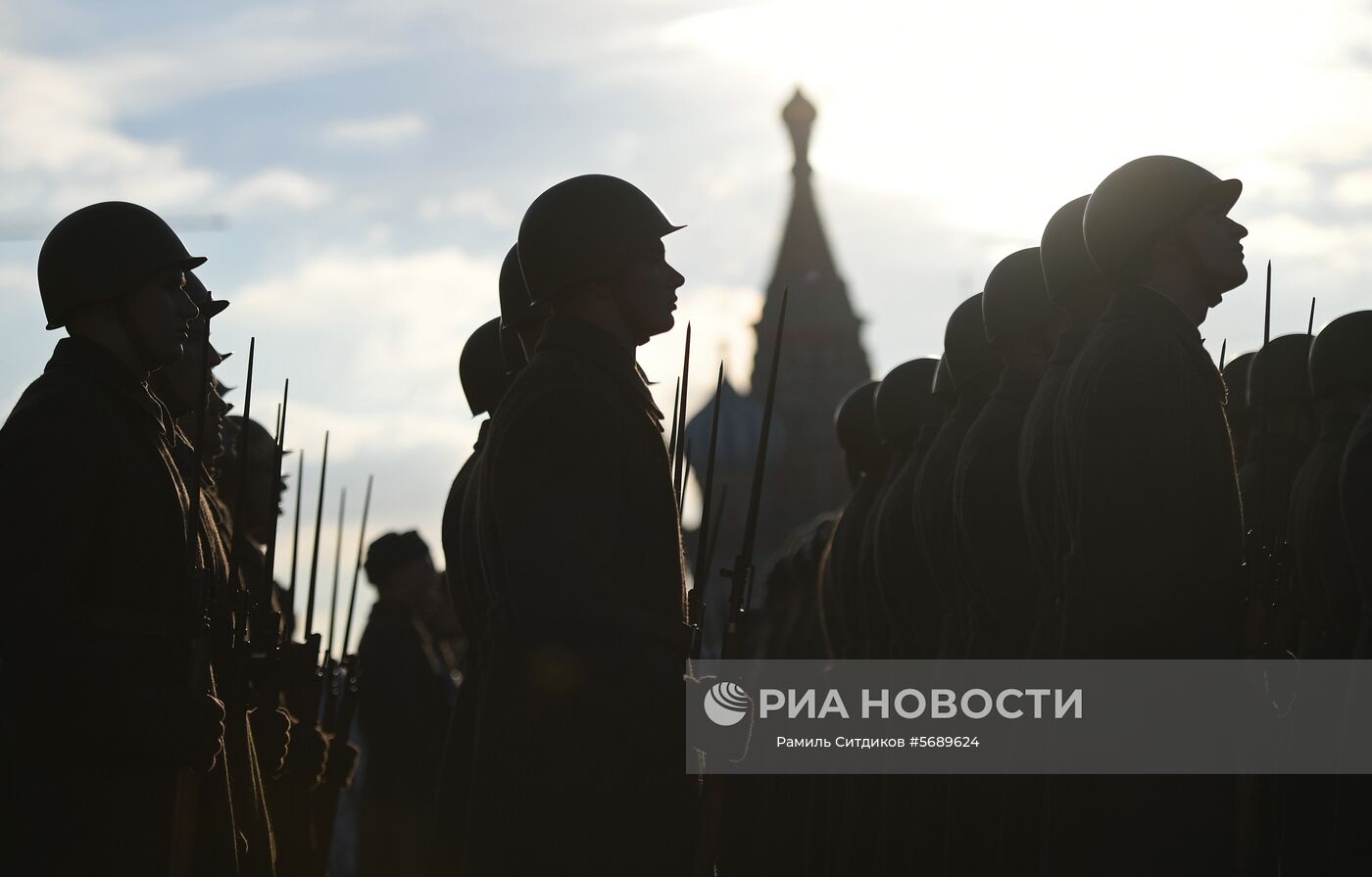 Участники генеральной репетиции марша, посвященного 77-летию военного парада 1941 года, на Красной площади в Москве. Место: Россия, Москва. Автор: Рамиль Ситдиков/РИА Новости. Репетиция марша, посвященного 77-й годовщине парада 1941 года