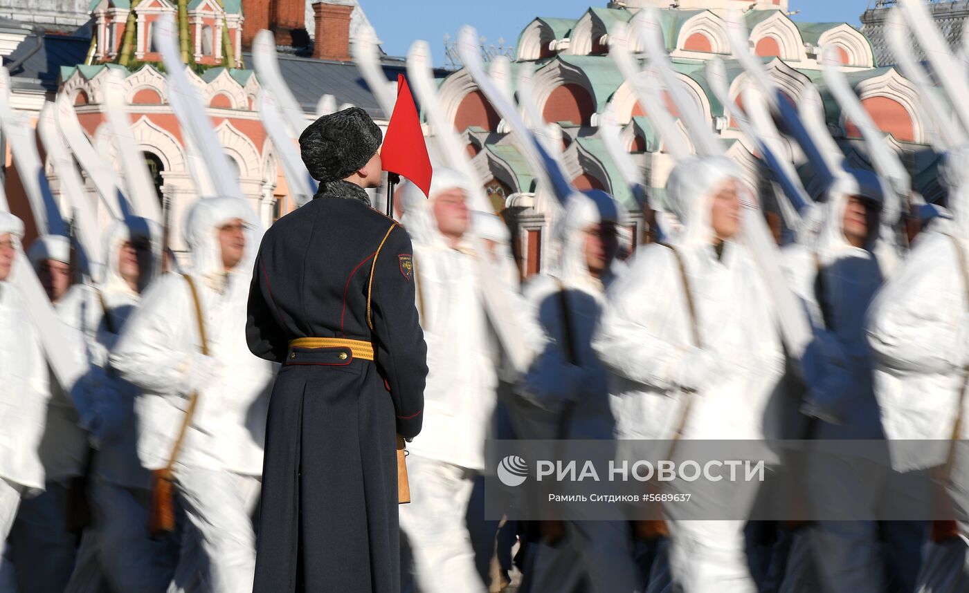 Генеральная репетиция марша, посвященного 77-летию военного парада 1941 года, на Красной площади в Москве. Место: Россия, Москва. Автор: Рамиль Ситдиков/РИА Новости. Репетиция марша, посвященного 77-й годовщине парада 1941 года