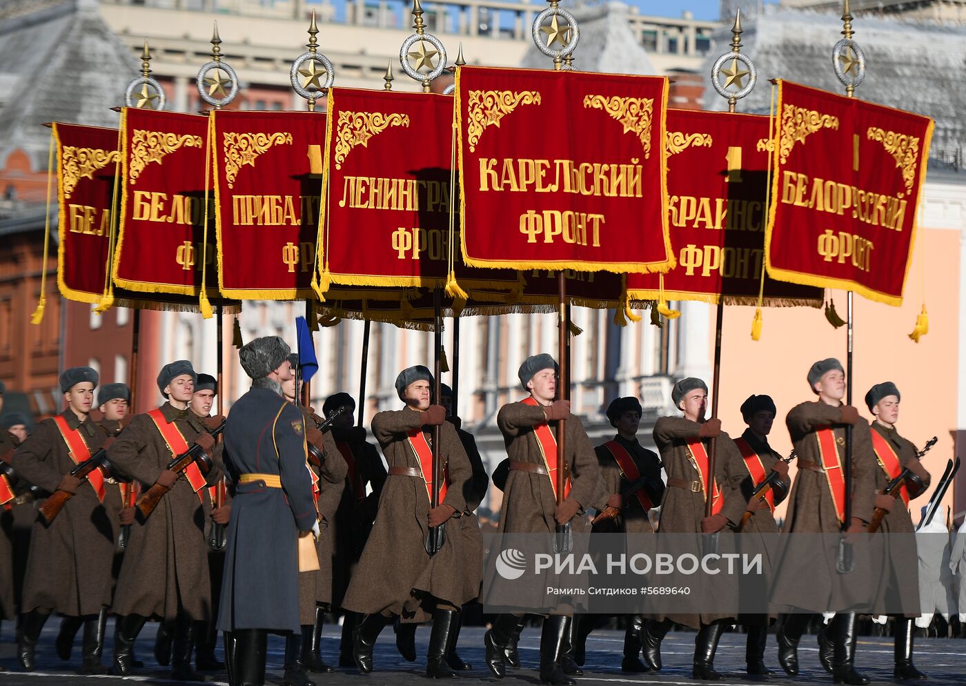 Участники генеральной репетиции марша, посвященного 77-летию военного парада 1941 года, несут штандарты фронтов Рабоче-крестьянской Красной армии на Красной площади в Москве. Место: Россия, Москва. Автор: Рамиль Ситдиков/РИА Новости. Репетиция марша, посвященного 77-й годовщине парада 1941 года