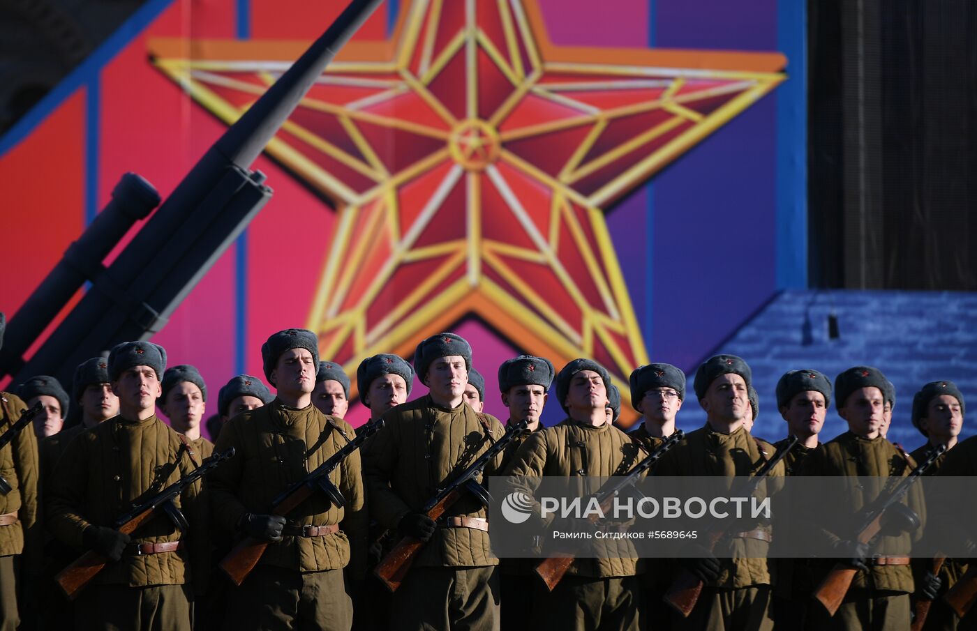 Участники генеральной репетиции марша, посвященного 77-летию военного парада 1941 года, на Красной площади в Москве. Место: Россия, Москва. Автор: Рамиль Ситдиков/РИА Новости. Репетиция марша, посвященного 77-й годовщине парада 1941 года