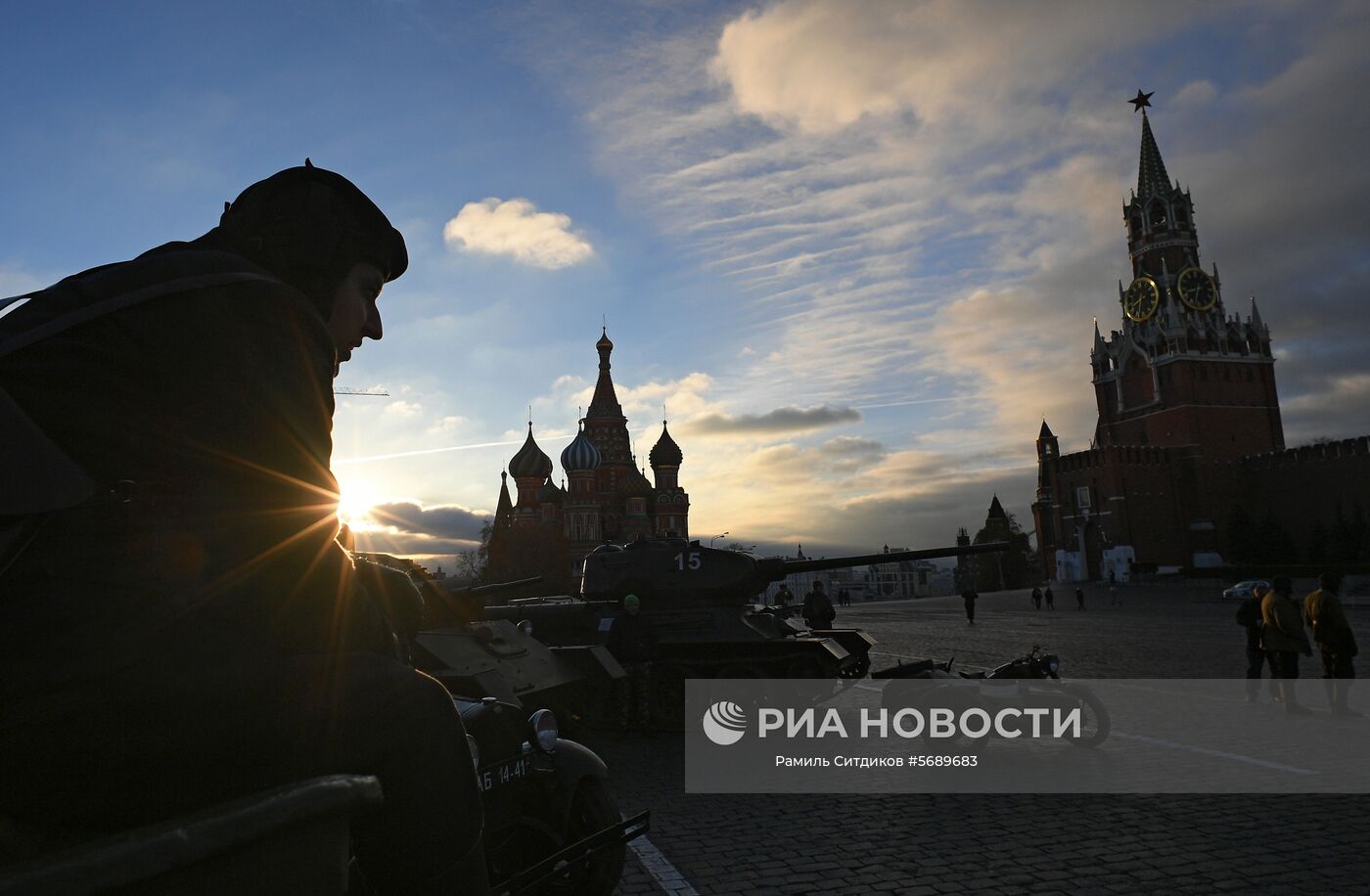 Участник генеральной репетиции марша, посвященного 77-летию военного парада 1941 года, на Красной площади в Москве. Место: Россия, Москва. Автор: Рамиль Ситдиков/РИА Новости. Репетиция марша, посвященного 77-й годовщине парада 1941 года