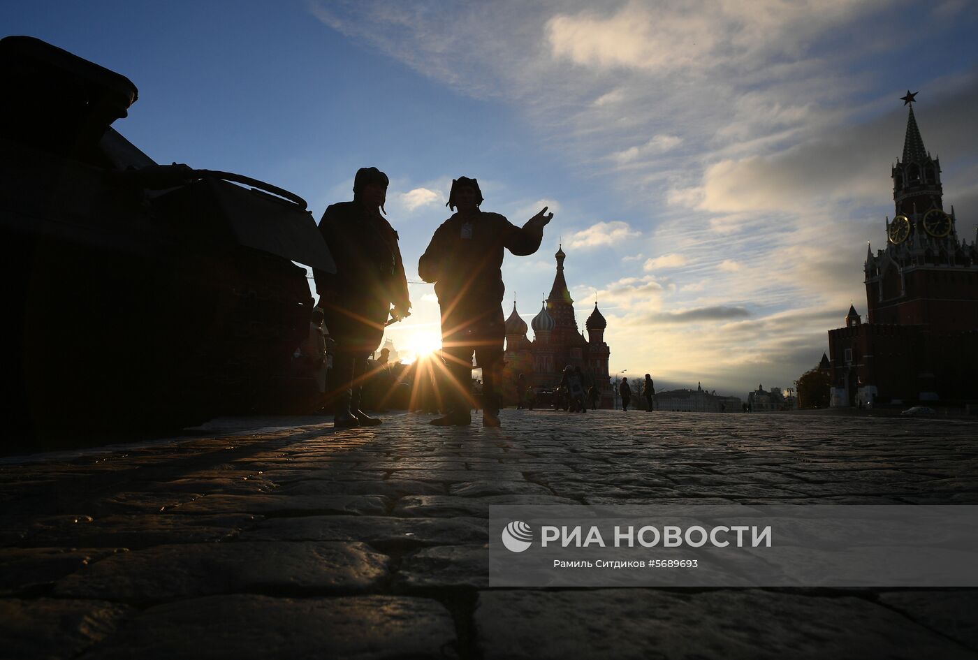 Участники генеральной репетиции марша, посвященного 77-летию военного парада 1941 года, на Красной площади в Москве. Место: Россия, Москва. Автор: Рамиль Ситдиков/РИА Новости. Репетиция марша, посвященного 77-й годовщине парада 1941 года