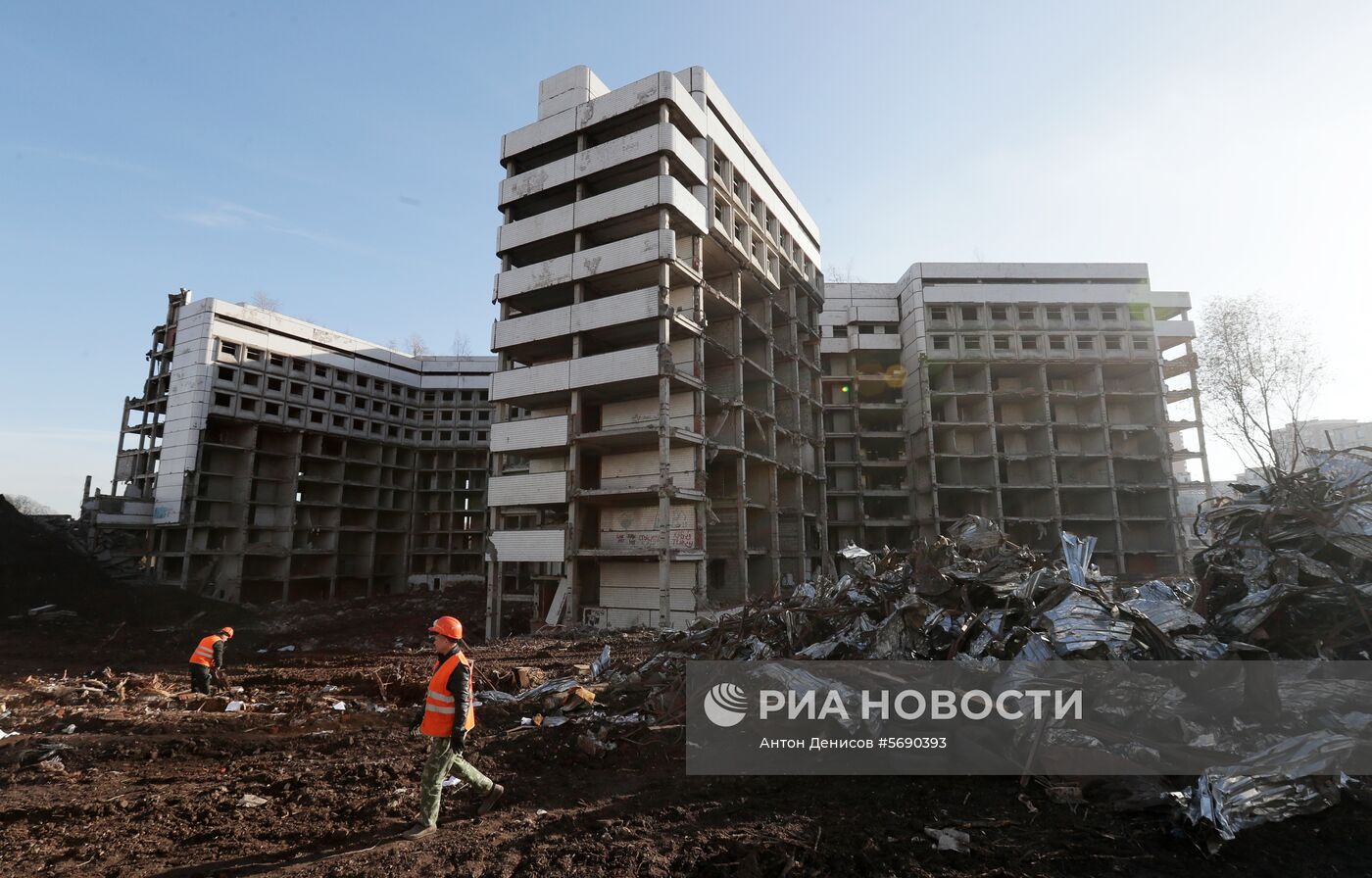Продолжается снос Ховринской больницы в Москве