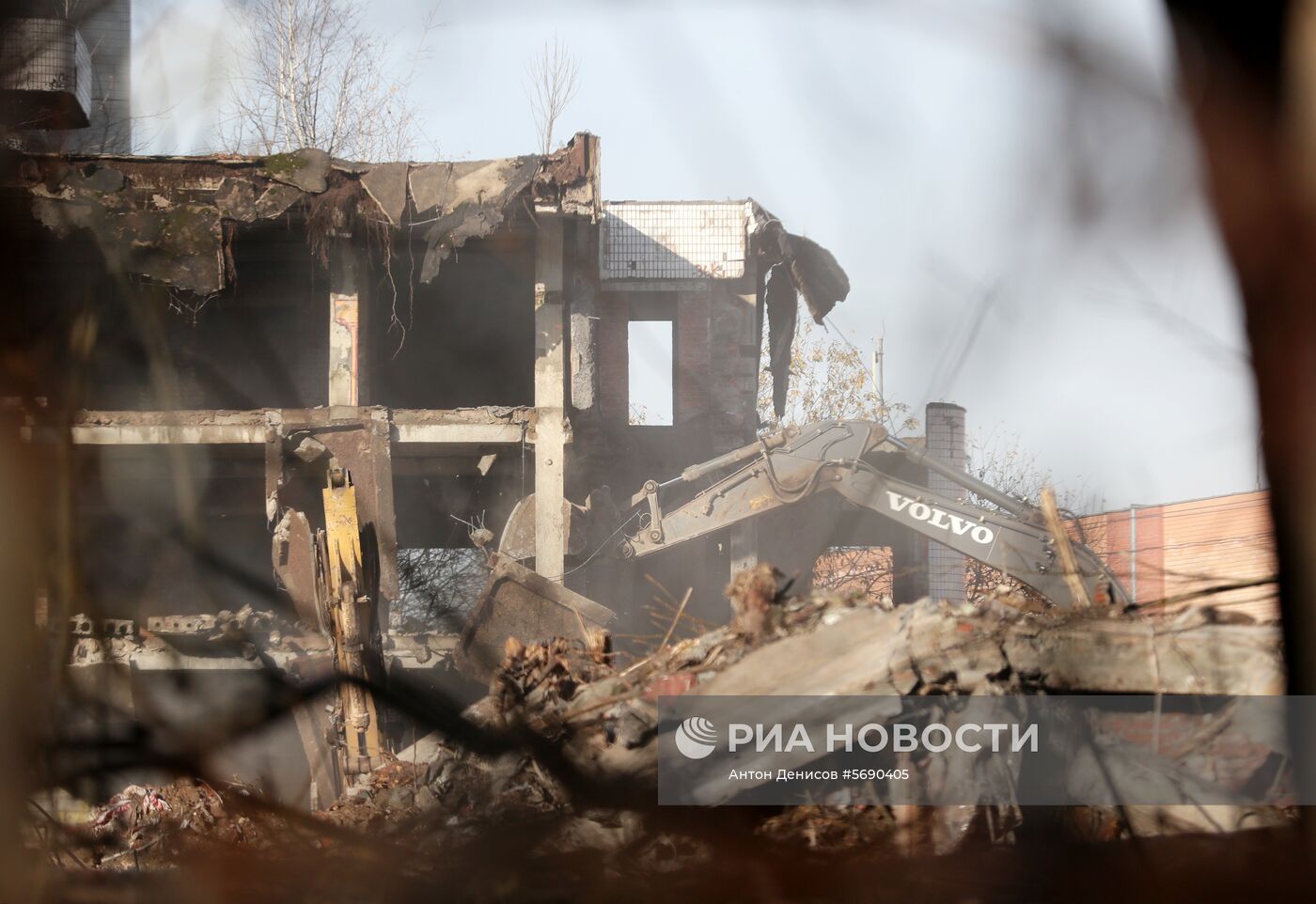 Продолжается снос Ховринской больницы в Москве