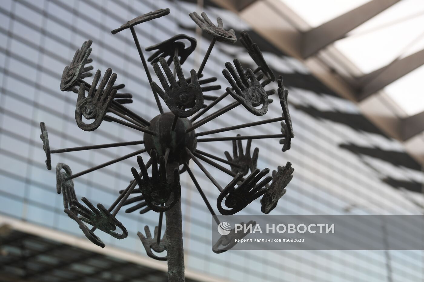 Открытие скульптурной композиции "Одуванчик" в аэропорту Внуково