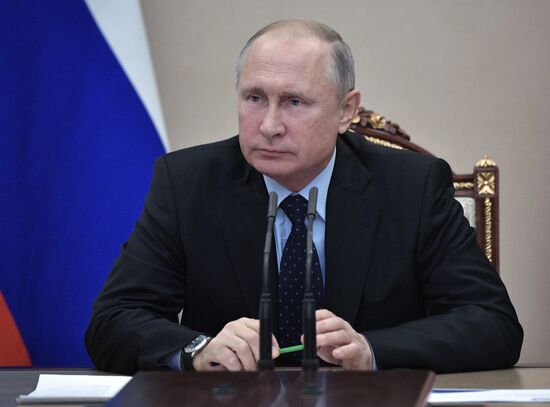 Президент РФ В. Путин провел совещание с постоянными членами Совета безопасности РФ