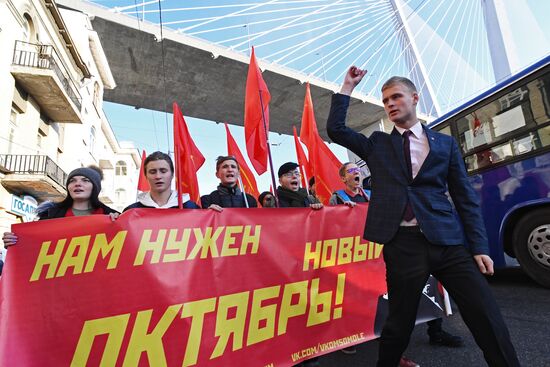 Шествия и митинги в городах России по случаю 101-й годовщины Октябрьской революции