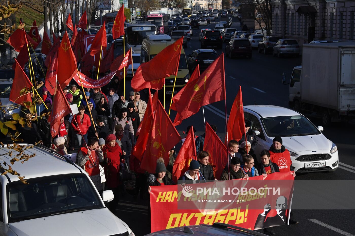 Шествия и митинги в городах России по случаю 101-й годовщины Октябрьской революции