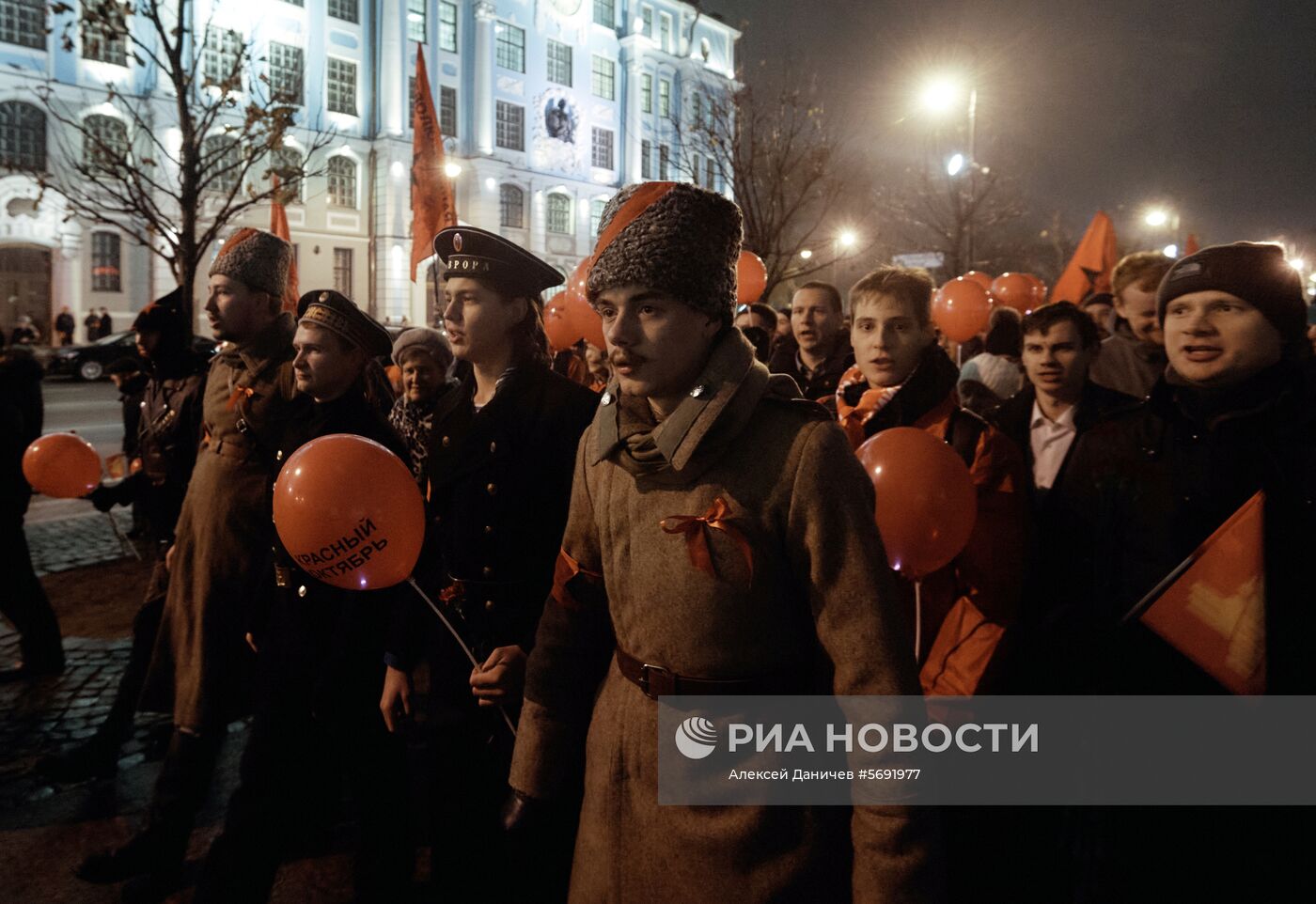 Шествия и митинги в городах России по случаю 101-й годовщины Октябрьской революции