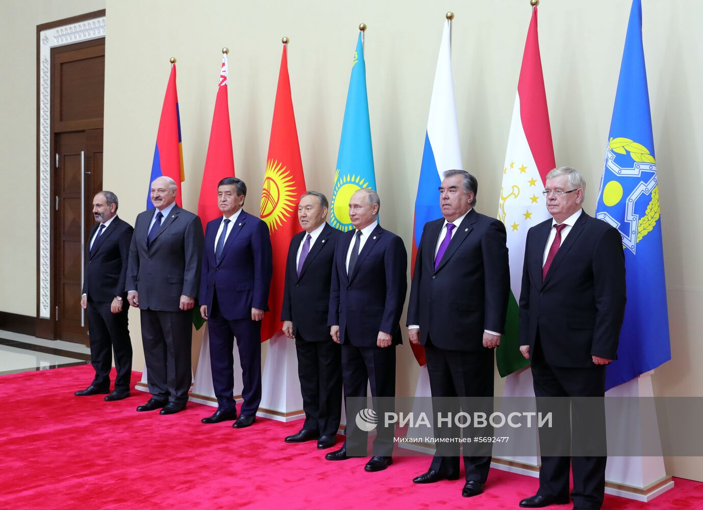 8 ноября 2018. Президент РФ Владимир Путин во время церемонии фотографирования глав делегаций государств-членов ОДКБ во Дворце независимости в Астане. Слева направо: исполняющий обязанности премьер-министра Армении Никол Пашинян, президент Белоруссии Александр Лукашенко, президент Киргизии Сооронбай Жээнбеков, президент Казахстана Нурсултан Назарбаев. Справа налево: исполняющий обязанности генерального секретаря ОДКБ Валерий Семериков и президент Таджикистана Эмомали Рахмон. Место: Казахстан, Астана. Автор: Михаил Климентьев/РИА Новости. Визит президента РФ В. Путина в Казахстан
