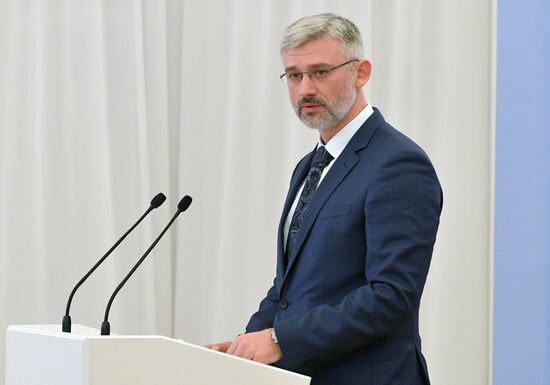 Премьер-министр РФ Д. Медведев провел заседание правительства РФ