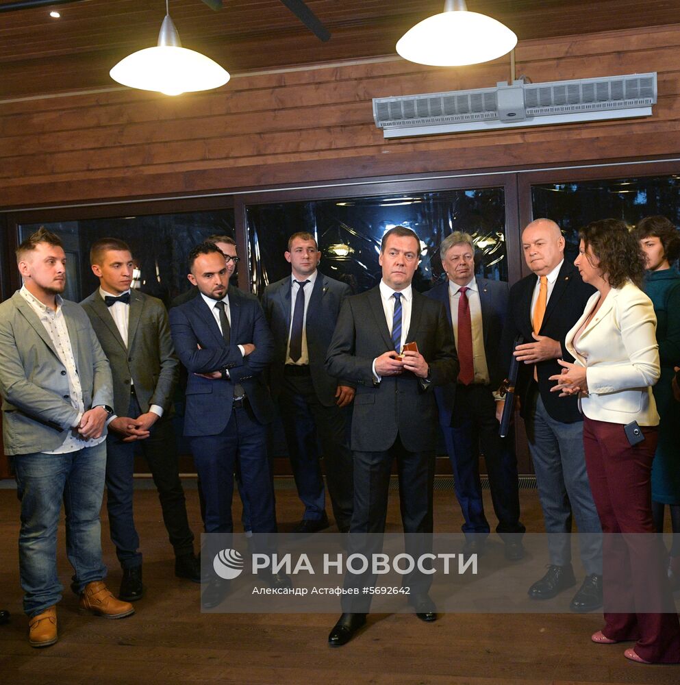 Встреча премьер-министра РФ Д. Медведева с победителями IV Международного конкурса фотожурналистики имени А.Стенина