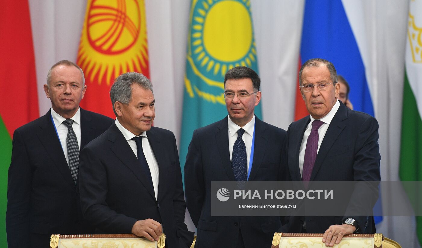 8 ноября 2018. Заместитель министра обороны РФ Александр Фомин, министр обороны РФ Сергей Шойгу, заместитель министра иностранных дел РФ Александр Панкин и министр иностранных дел РФ Сергей Лавров (слева направо) перед началом заседания Совета коллективной безопасности ОДКБ в расширенном составе во Дворце независимости в Астане. Место: Казахстан, Астана. Автор: Евгений Биятов/РИА Новости. Визит президента РФ В. Путина в Казахстан