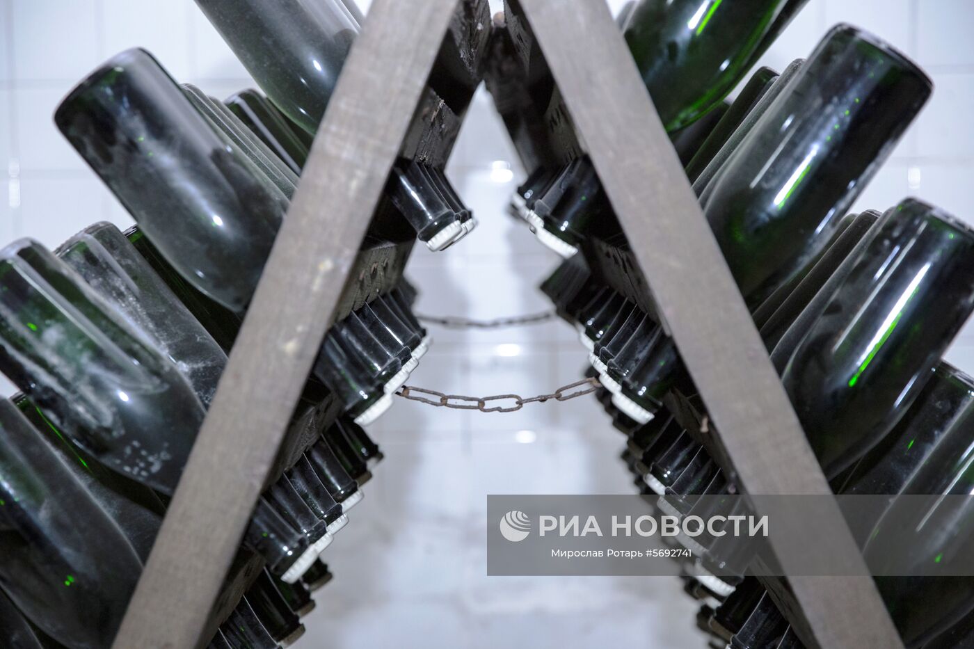 Пюпитры для вина в подвалах Крикова. "Крикова" - винодельческий комбинат по производству игристых и марочных вин. Здесь расположена Национальная коллекция вин с дегустационными залами. Винотека насчитывает более миллиона бутылок, включая кроме молдавских уникальные французские, итальянские, испанские и другие зарубежные образцы вин. Место: Молдавия. Автор: Мирослав Ротарь/Sputnik/РИА Новости. Криковские винные подвалы в Молдавии