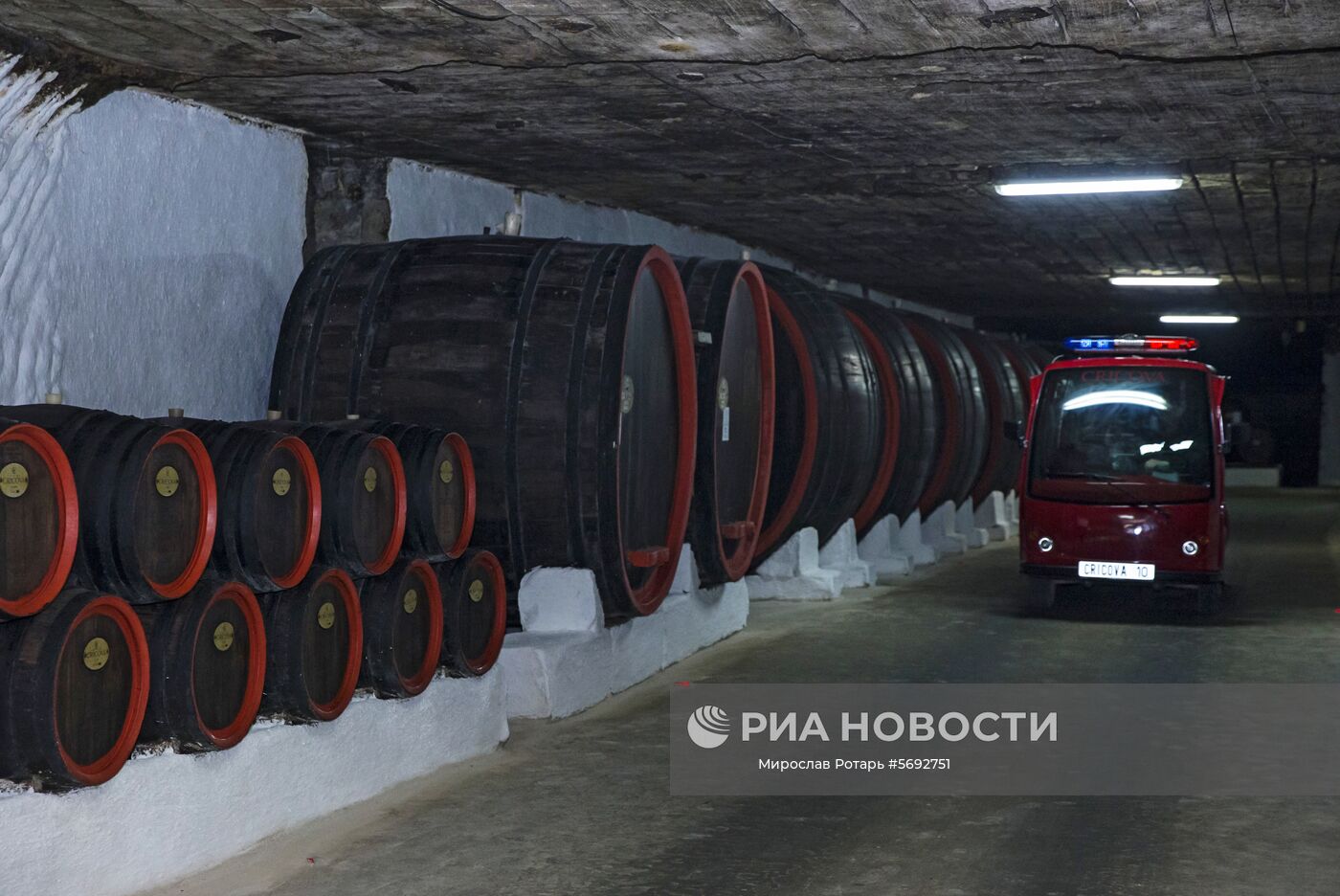 Экскурсионный электромобиль в подвалах Крикова. "Крикова" - винодельческий комбинат по производству игристых и марочных вин. Здесь расположена Национальная коллекция вин с дегустационными залами. Винотека насчитывает более миллиона бутылок, включая кроме молдавских уникальные французские, итальянские, испанские и другие зарубежные образцы вин. Место: Молдавия. Автор: Мирослав Ротарь/Sputnik/РИА Новости. Криковские винные подвалы в Молдавии
