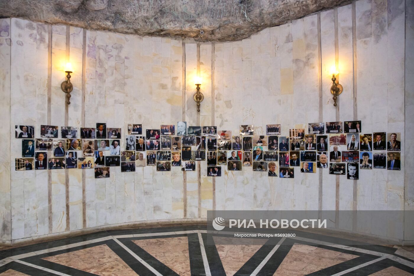 Фотографии лиц, посетивших винные подвалы Крикова. "Крикова" - винодельческий комбинат по производству игристых и марочных вин. Здесь расположена Национальная коллекция вин с дегустационными залами. Винотека насчитывает более миллиона бутылок, включая кроме молдавских уникальные французские, итальянские, испанские и другие зарубежные образцы вин. Место: Молдавия. Автор: Мирослав Ротарь/Sputnik/РИА Новости. Криковские винные подвалы в Молдавии