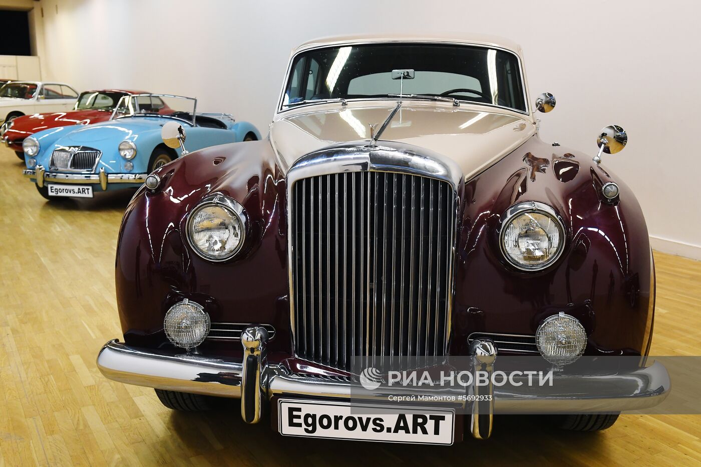 Выставка "Редкие автомобили" в ЦДХ