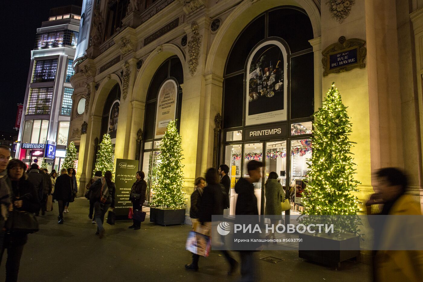 Открытие рождественских витрин магазина Printemps Haussmann в Париже