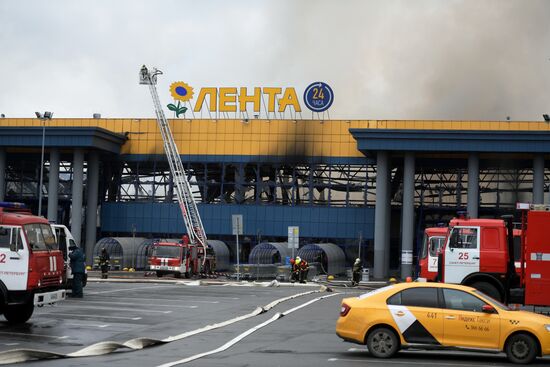 Пожар в ТЦ "Лента" в Санкт-Петербурге