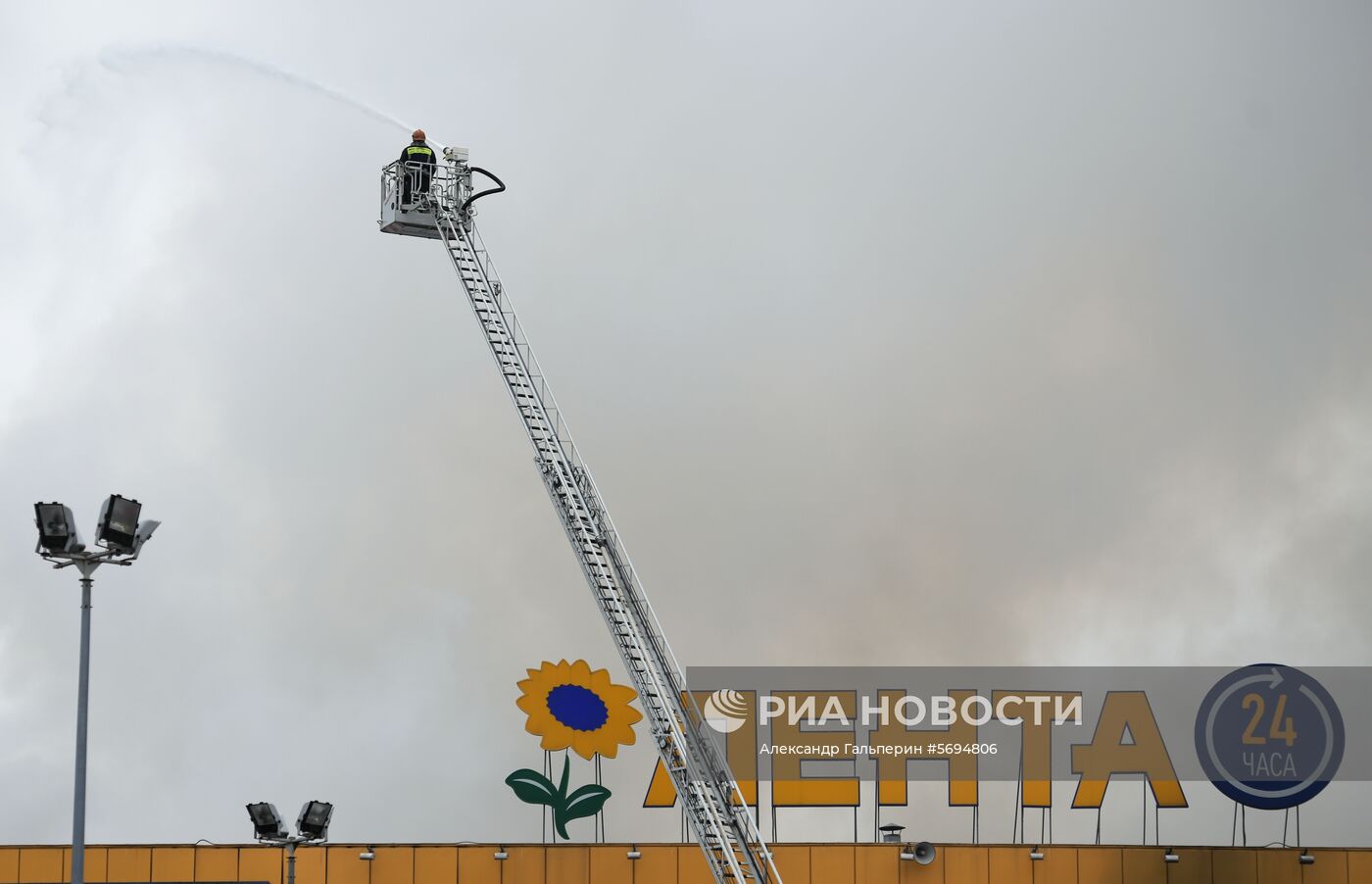 Пожар в ТЦ "Лента" в Санкт-Петербурге