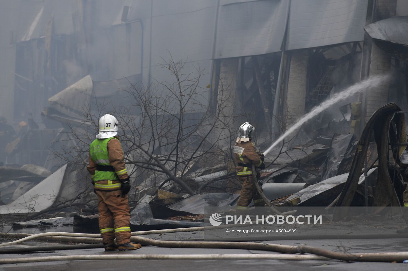 Пожар в ТЦ "Лента" в Санкт-Петербурге