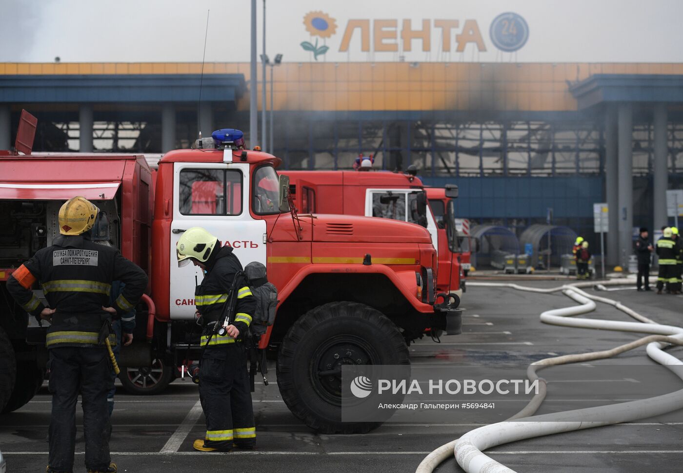 Пожар в ТЦ "Лента" в Санкт-Петербурге