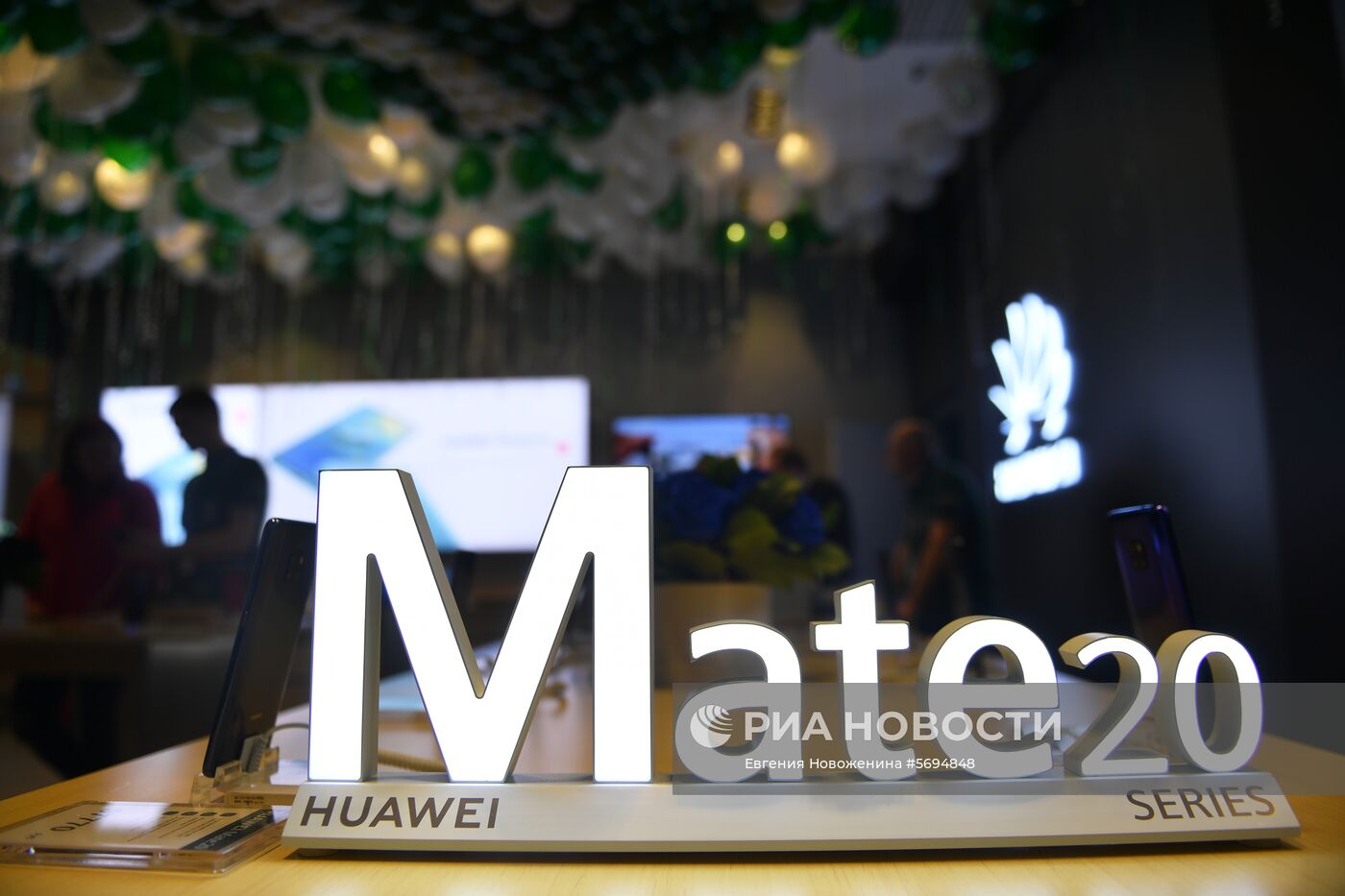 Старт продаж в России флагманских смартфонов Huawei