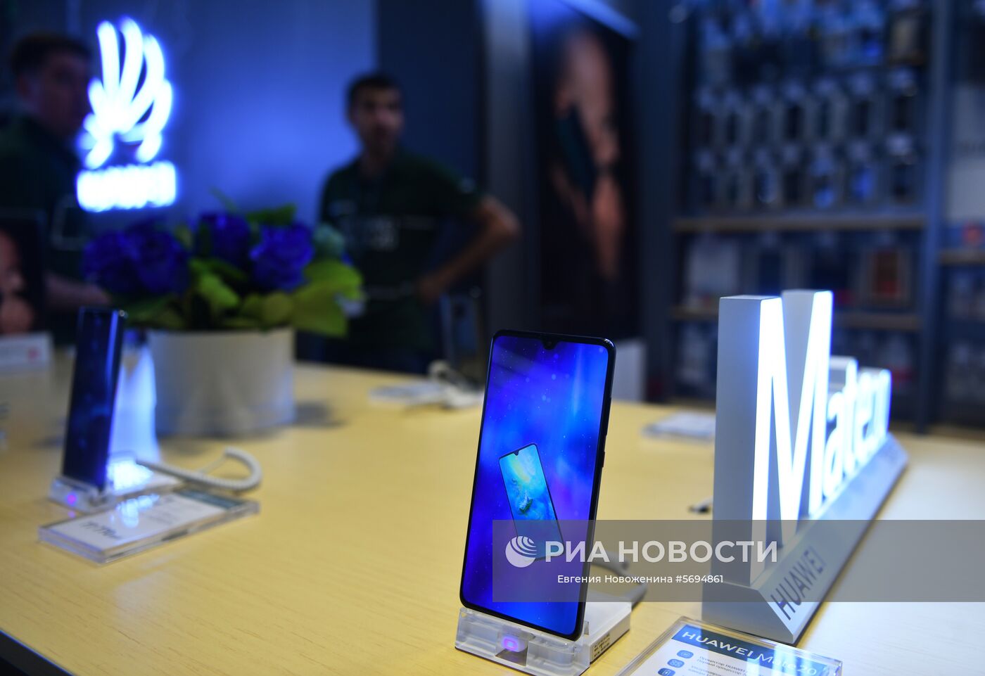 Старт продаж в России флагманских смартфонов Huawei