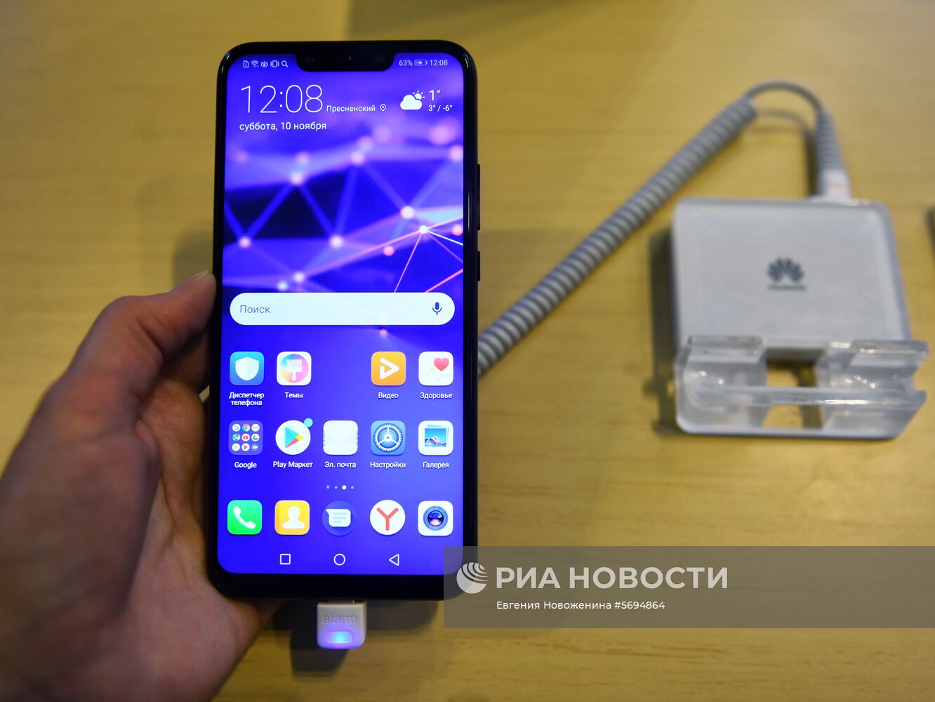 Старт продаж в России флагманских смартфонов Huawei