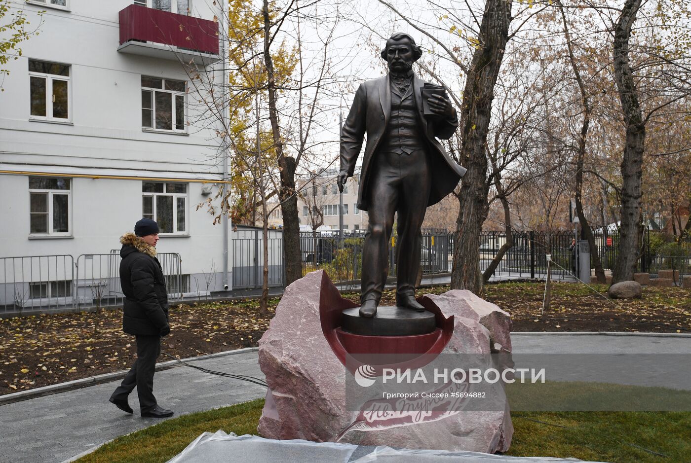 Памятник Ивану Тургеневу