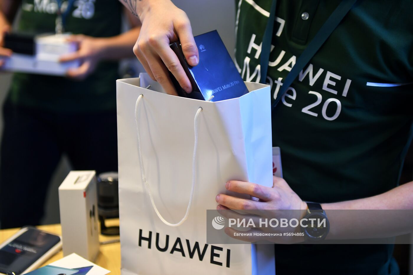 Старт продаж в России флагманских смартфонов Huawei