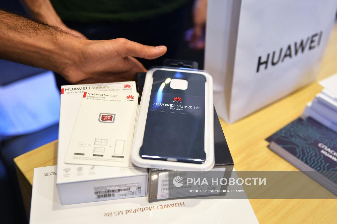 Старт продаж в России флагманских смартфонов Huawei