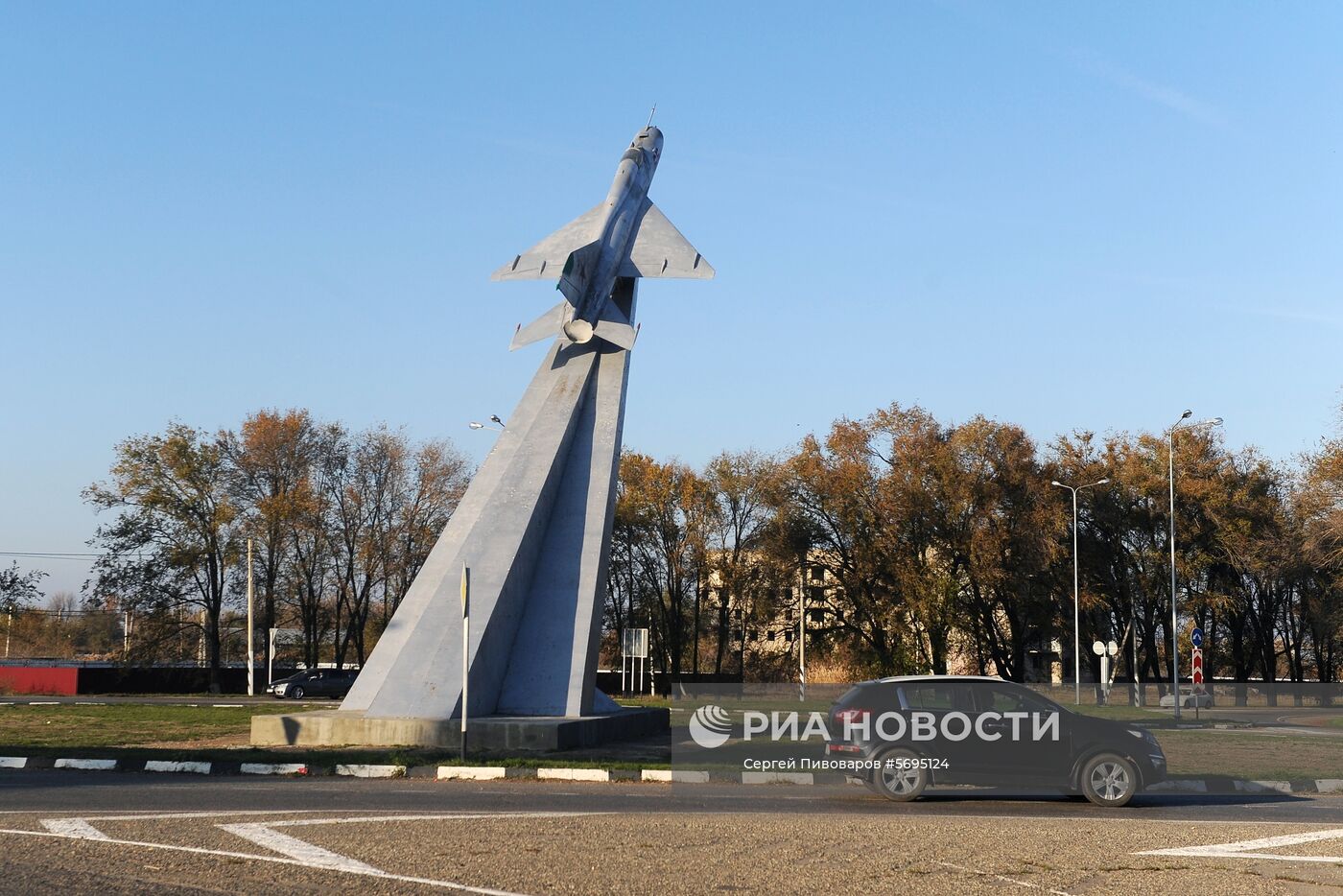 Кущевка на дону. Краснодарский край станица Кущевская. Памятник самолет в станице Калининской Краснодарского края. Достопримечательности станицы Кущевской.