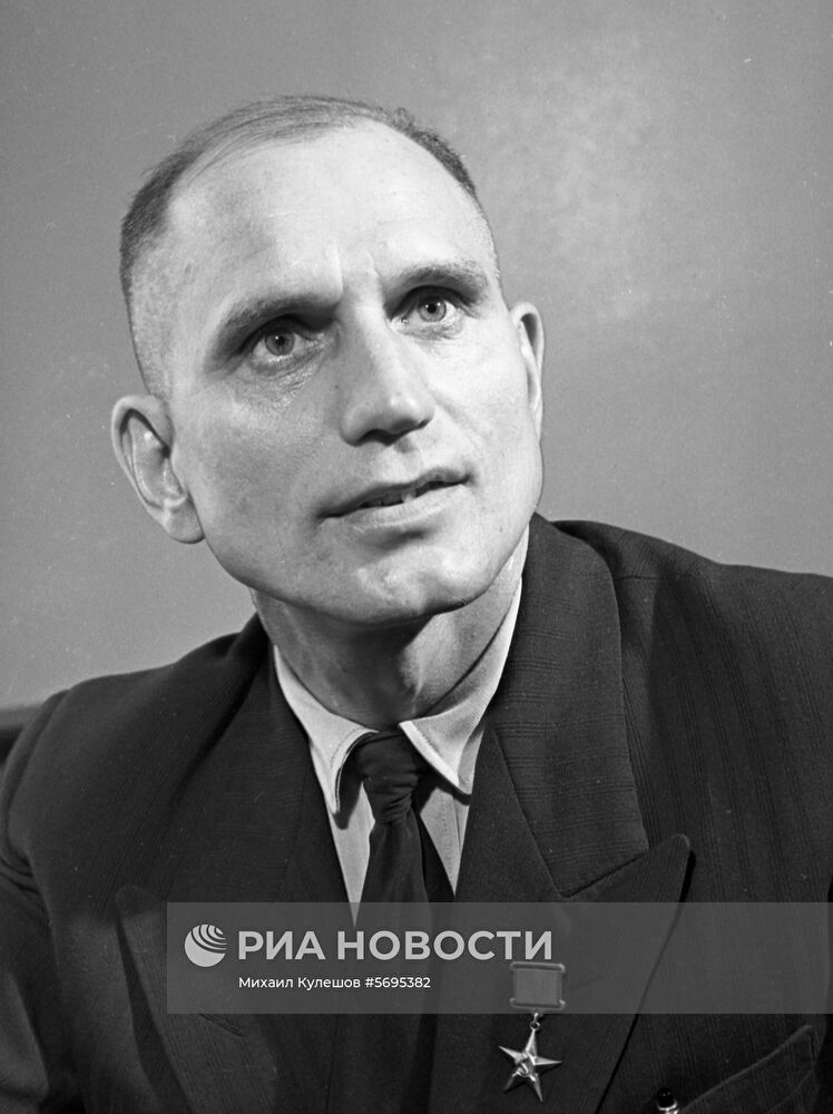 Герой Социалистического Труда вальцовщик А.Г.Картавых